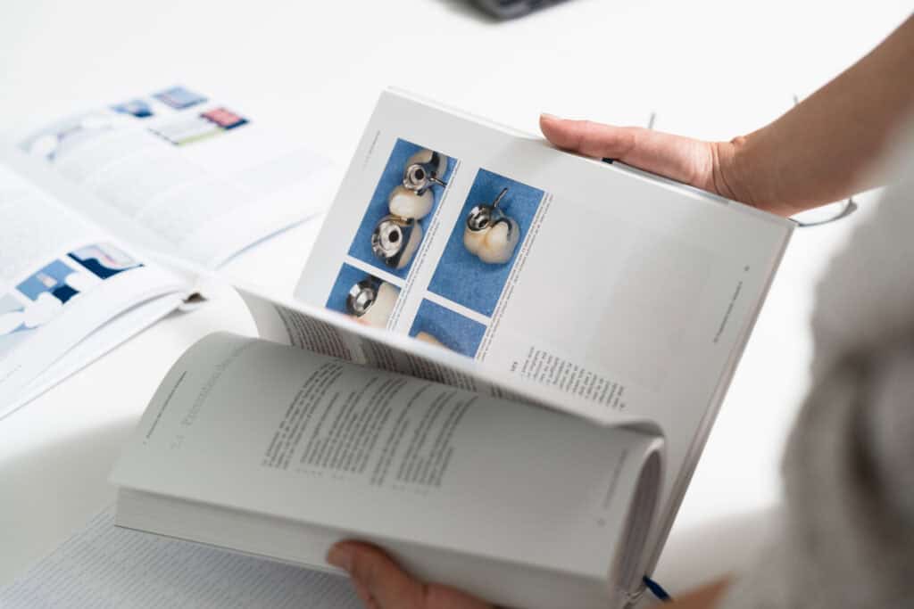 Publication scientifique en implantologie dentaire complications et suivi des traitements implantaires