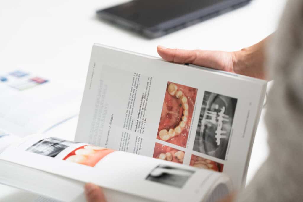 Publication scientifique en pathologie implantaire et études cliniques