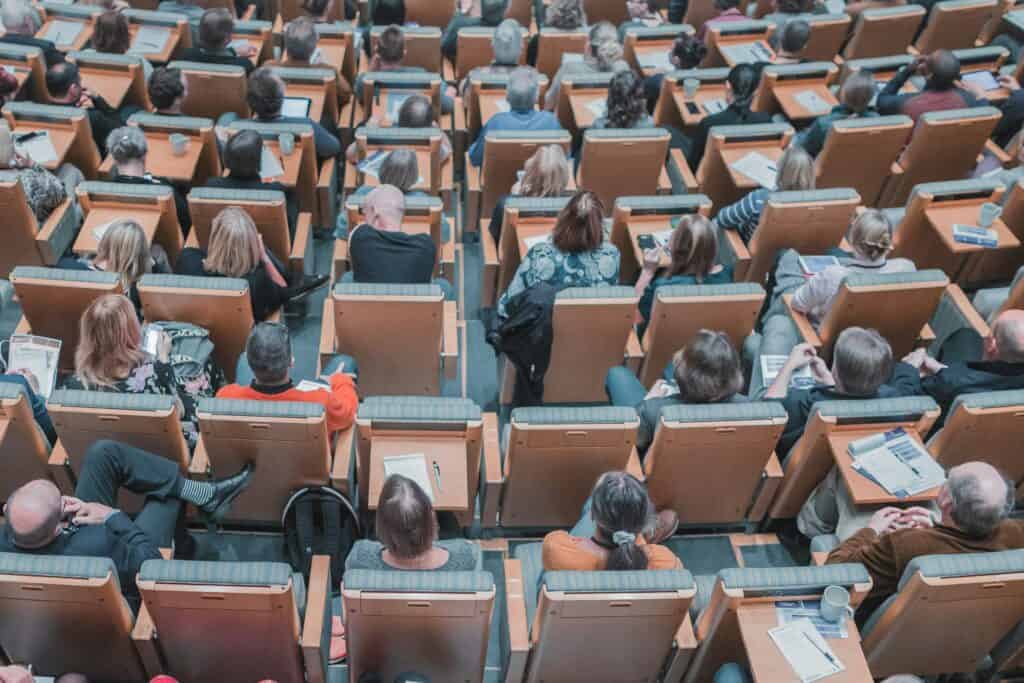 Participants assistant à un cours de formation en amphithéâtre