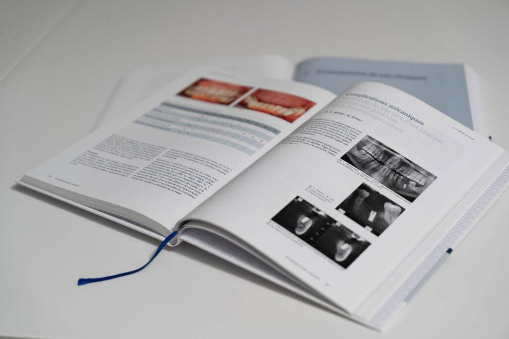 Guide d’implantologie ouvert avec images radiographiques et cliniques
