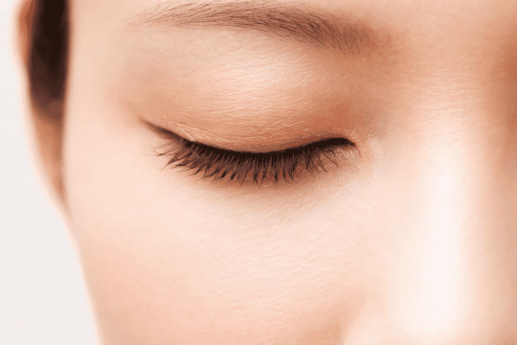 Gros plan sur une paupière lisse et reposée après une blépharoplastie