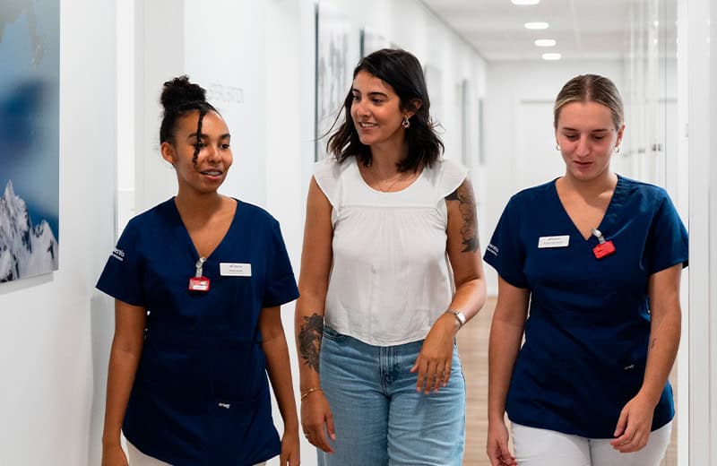 Coordinatrice d’équipe accompagnant des collaboratrices dans un cabinet dentaire